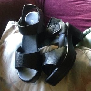 NWOT Black thick soled summer sandals. Adjustable. Light weight. Lug sole.